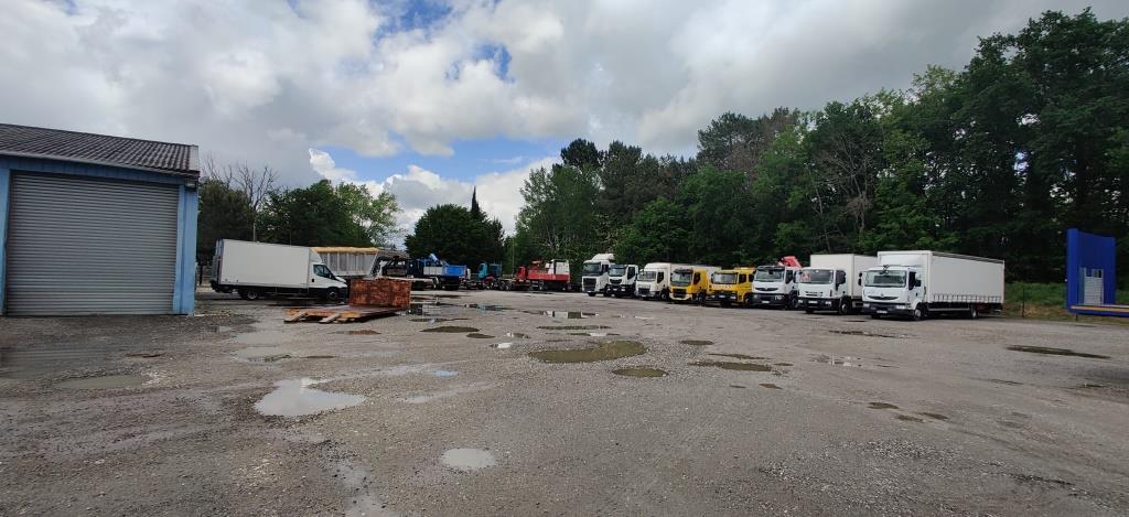 Panneaux solaires au-dessus des poids lourds : comment les ombrières photovoltaïques transforment les parkings en générateurs d’énergie ?